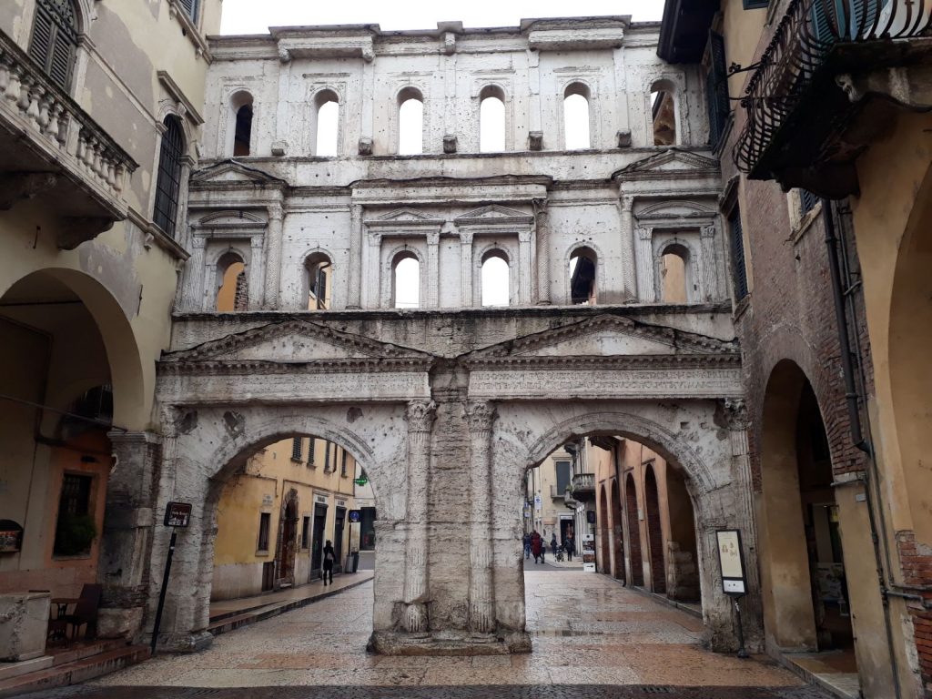 Prima Porta Iovia, dedicata a Giove, poi porta di San Zeno e infine Porta Borsari 